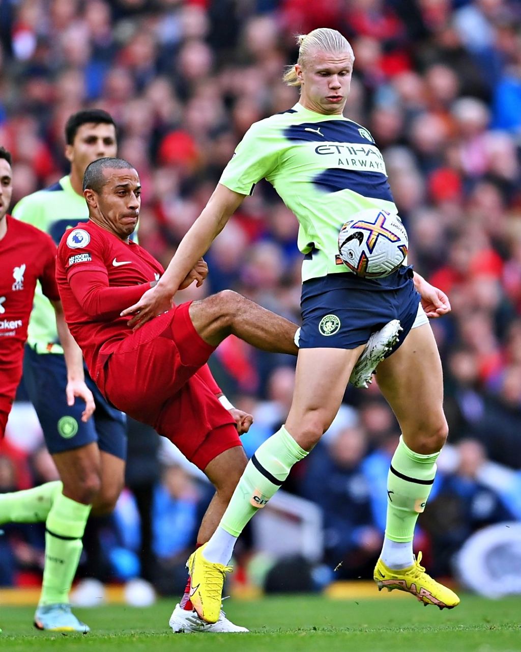 包含利物浦新援哈兰德在德甲大放异彩，狂轰九球助球队登顶积分榜的词条